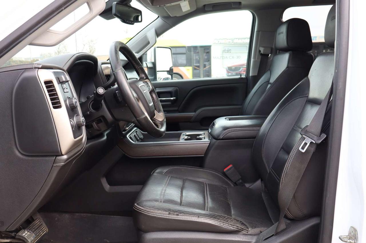 2018 GMC SIERRA 2500HD Denali Crew Cab 4WD Diesel Duramax Photo