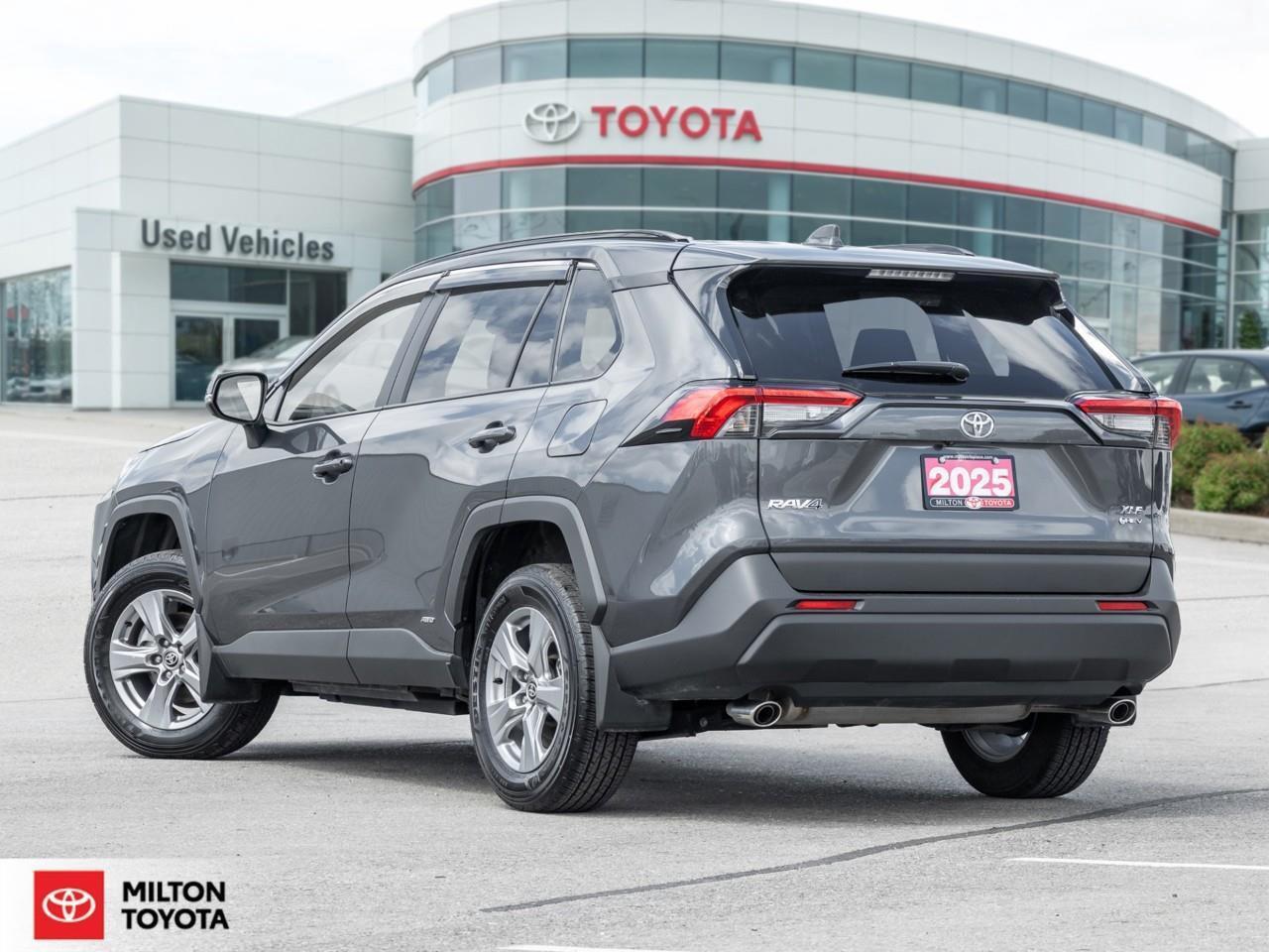 2025 Toyota RAV4 Hybrid SUNROOF CARPLAY HEATED STEERING ONE OWNER TCUV XLE Photo4
