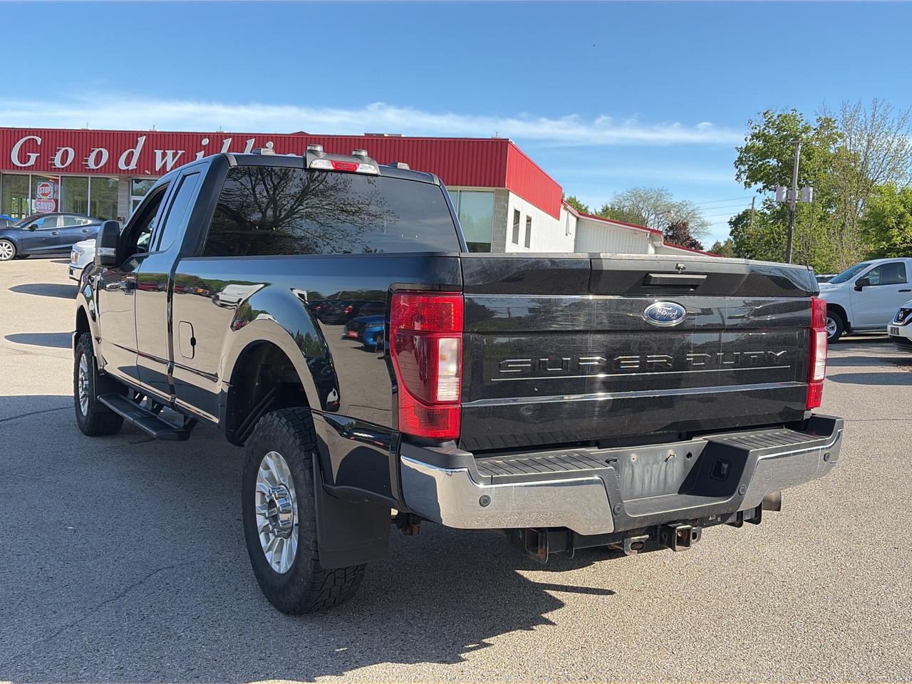 2022 Ford F-250 XLT, CLEAN CARFAX, 3.73 AXLE, 6 PASSENGER! Photo