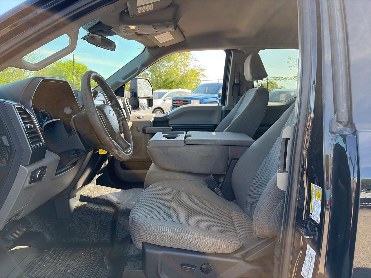 2022 Ford F-250 XLT, CLEAN CARFAX, 3.73 AXLE, 6 PASSENGER! Photo