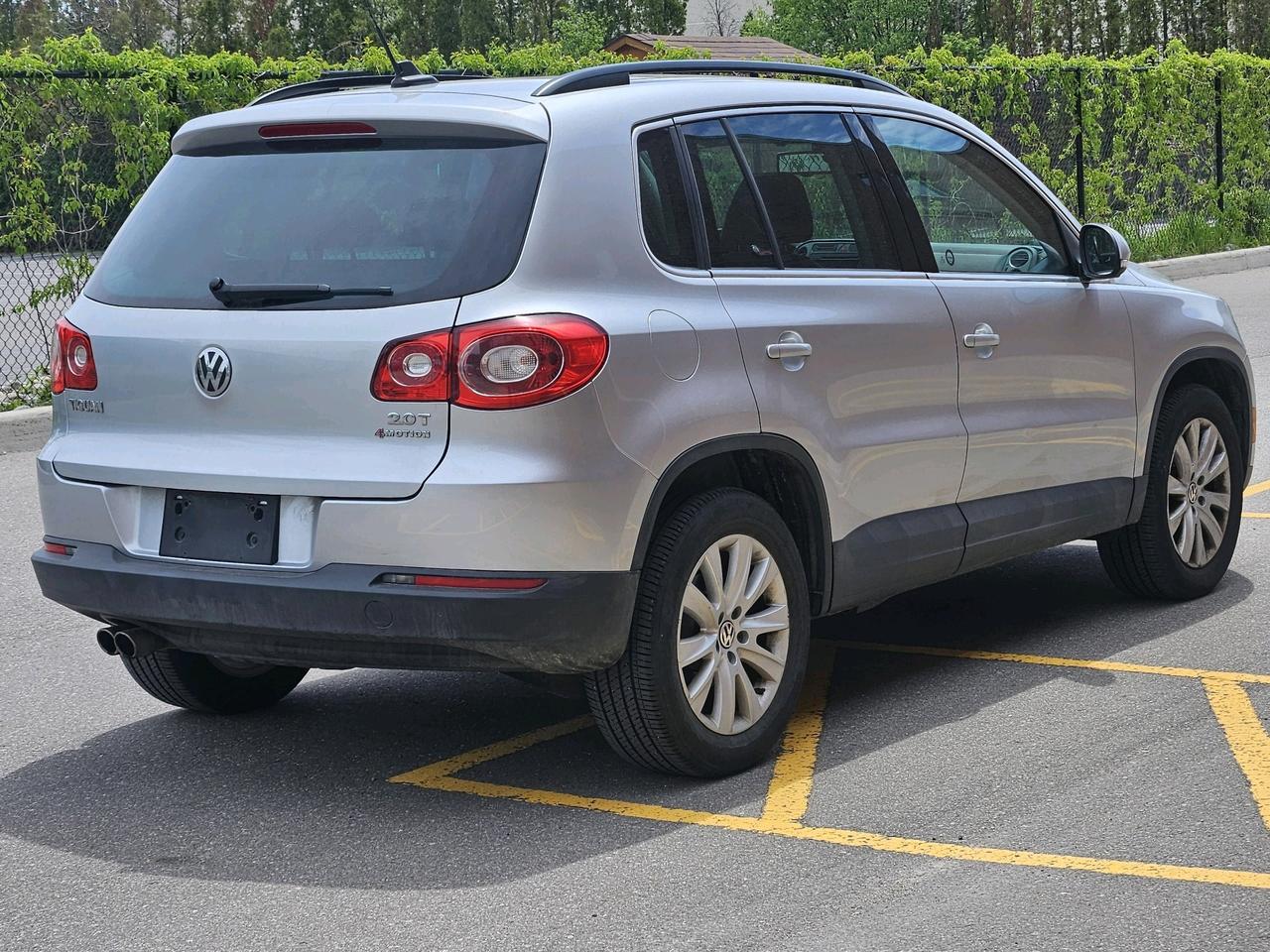 2010 Volkswagen Tiguan Trendline 4Motion, Leather, Sunroof Photo