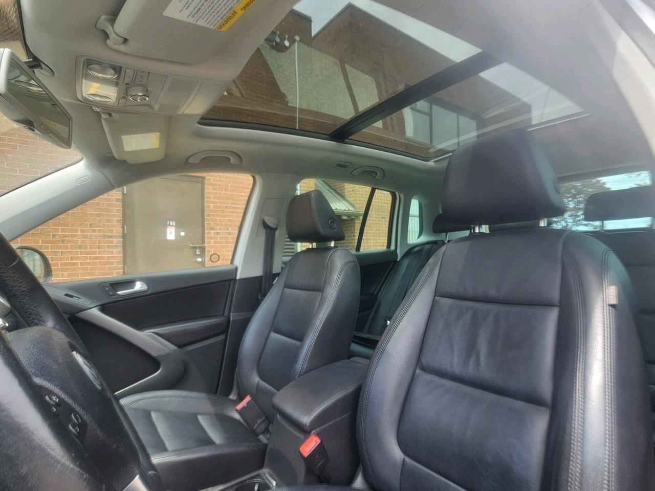 2010 Volkswagen Tiguan Trendline 4Motion, Leather, Sunroof Photo
