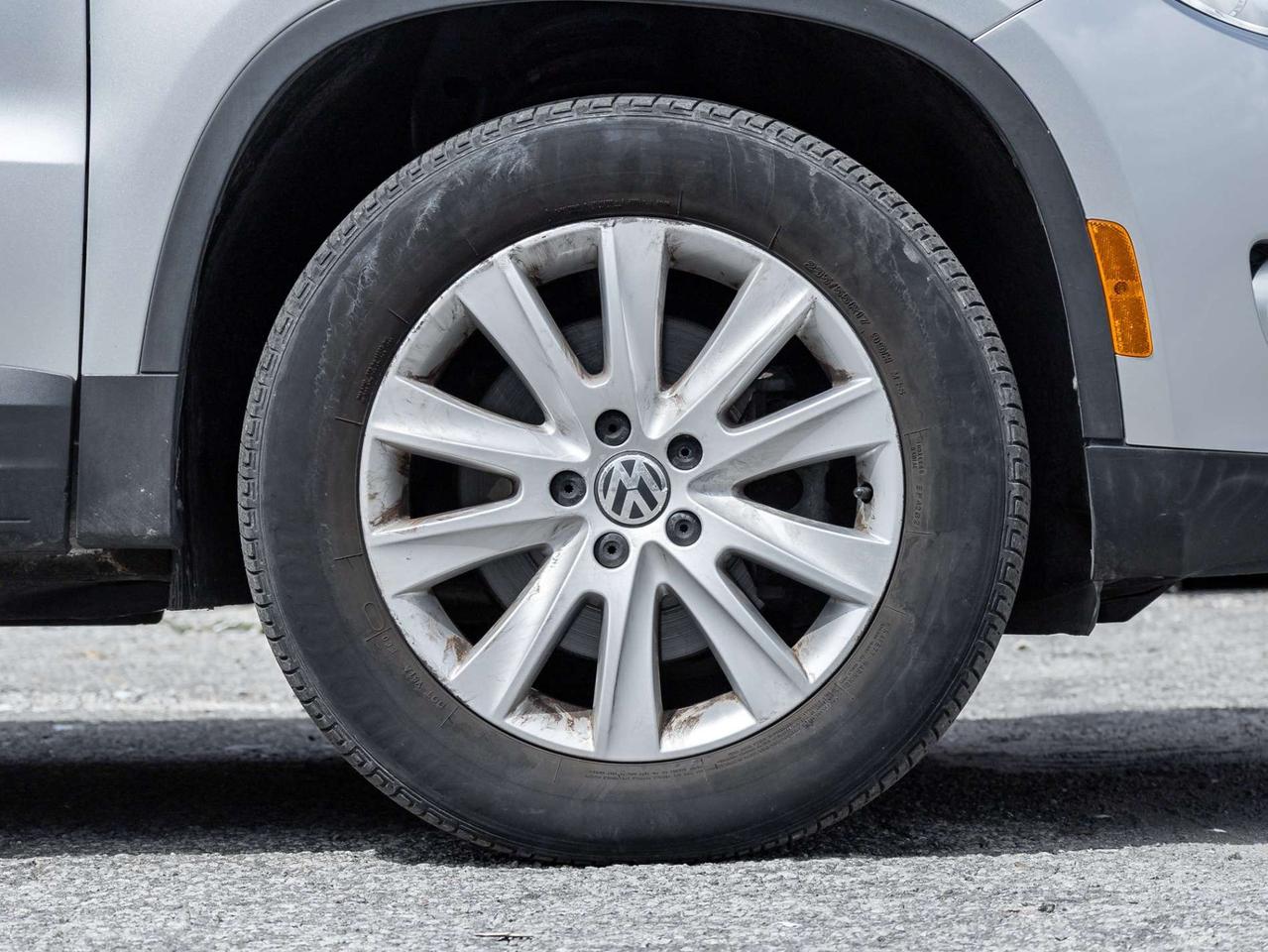 2010 Volkswagen Tiguan Trendline 4Motion, Leather, Sunroof Photo