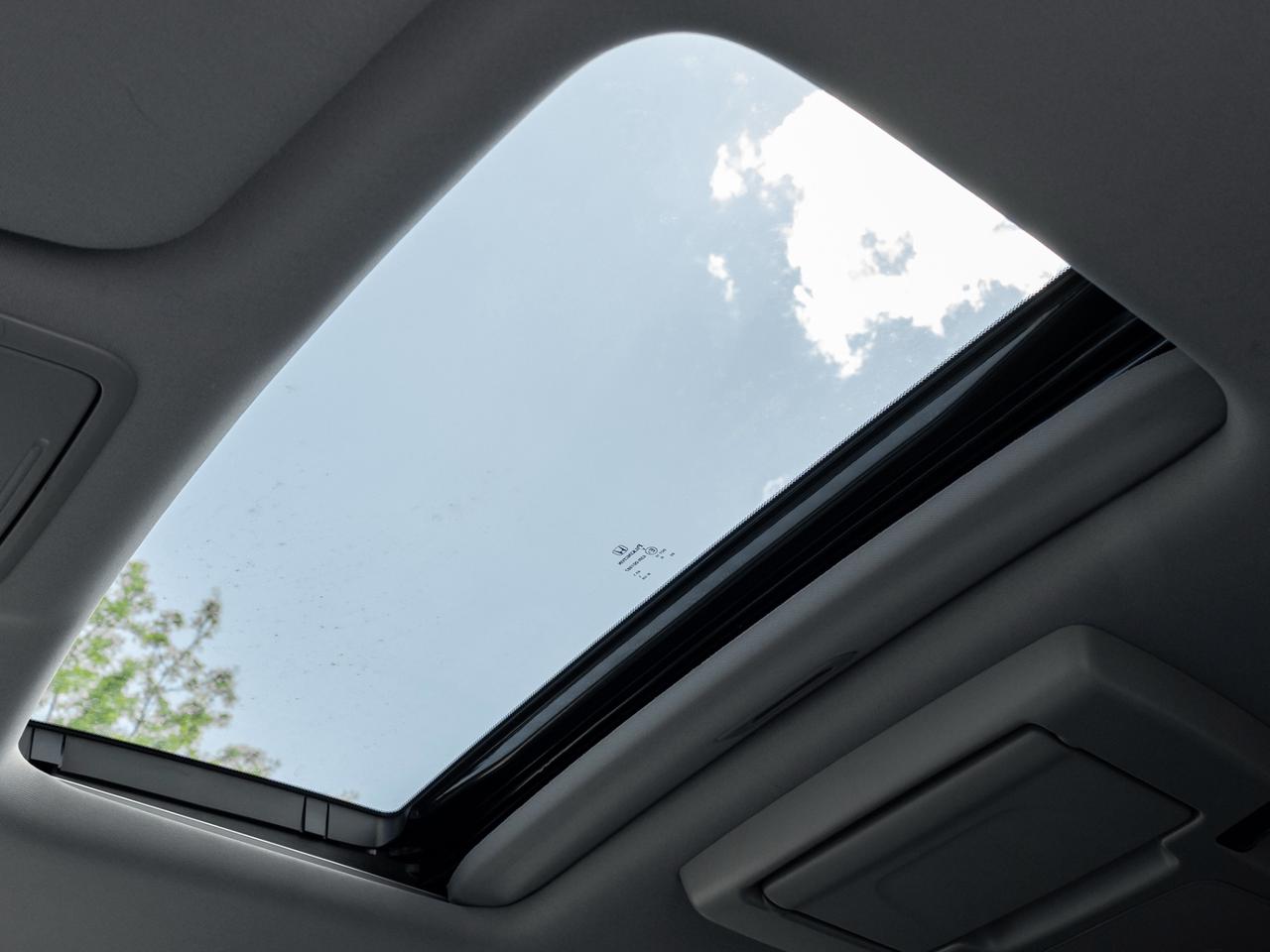 2018 Honda Odyssey Touring, Nav, Camera, Leather, Sunroof Photo