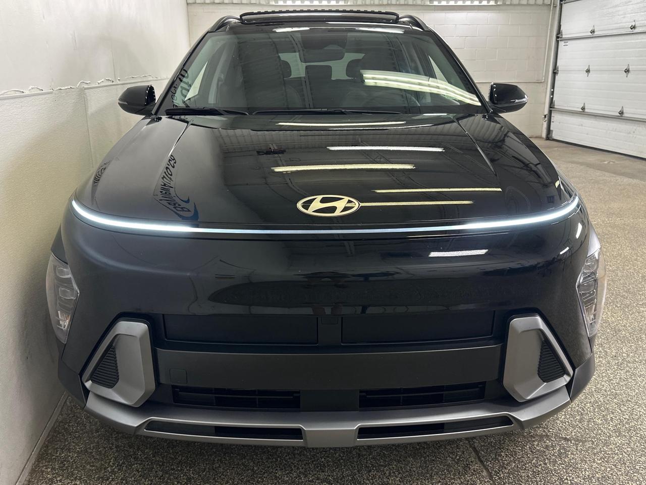 2025 Hyundai KONA 2.0L Preferred w/Trend Package 2.0l Preferred - AWD/LEATHER/ROOF/BLACK/34KM! Photo