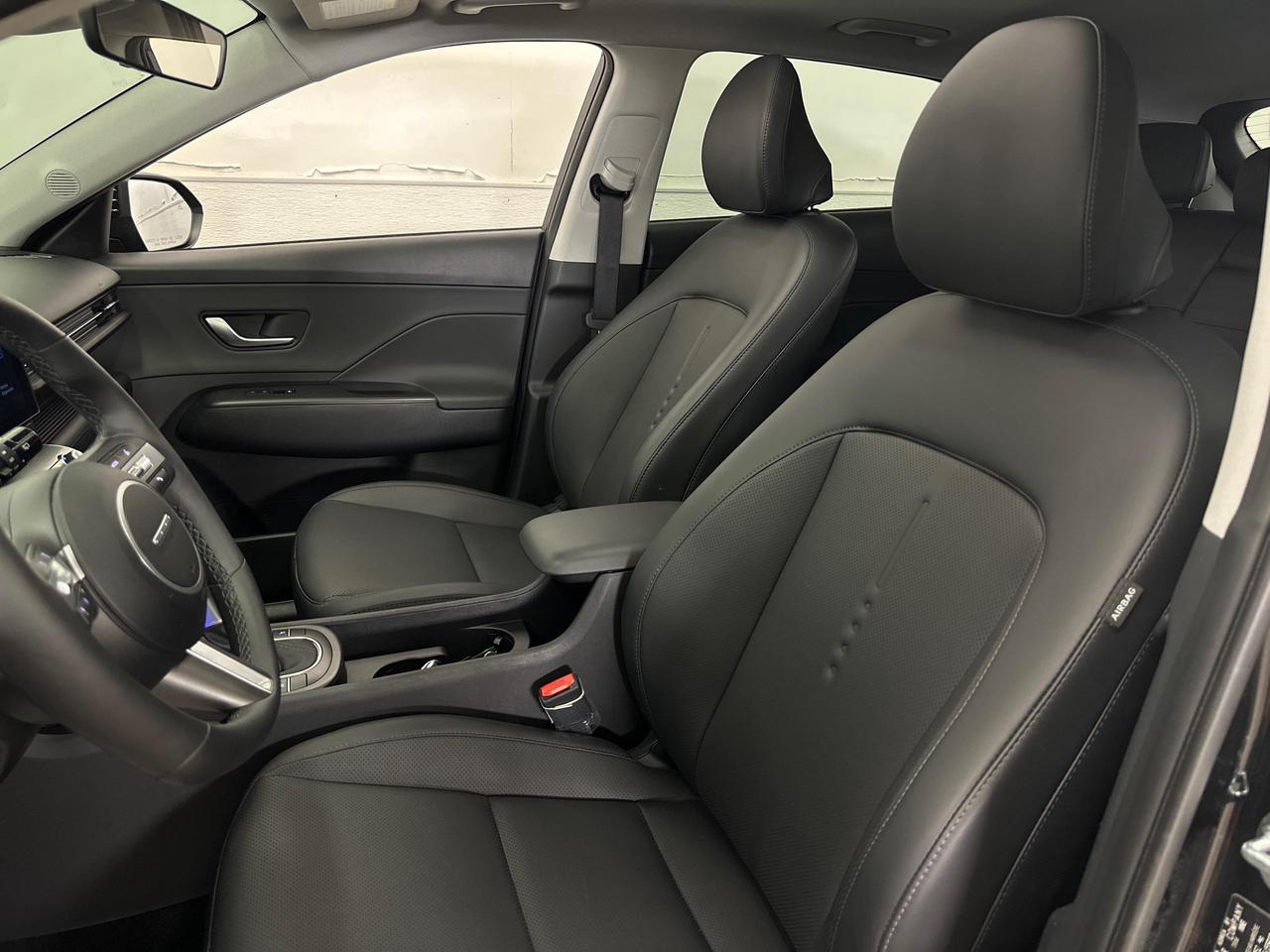 2025 Hyundai KONA 2.0L Preferred w/Trend Package 2.0l Preferred - AWD/LEATHER/ROOF/BLACK/34KM! Photo