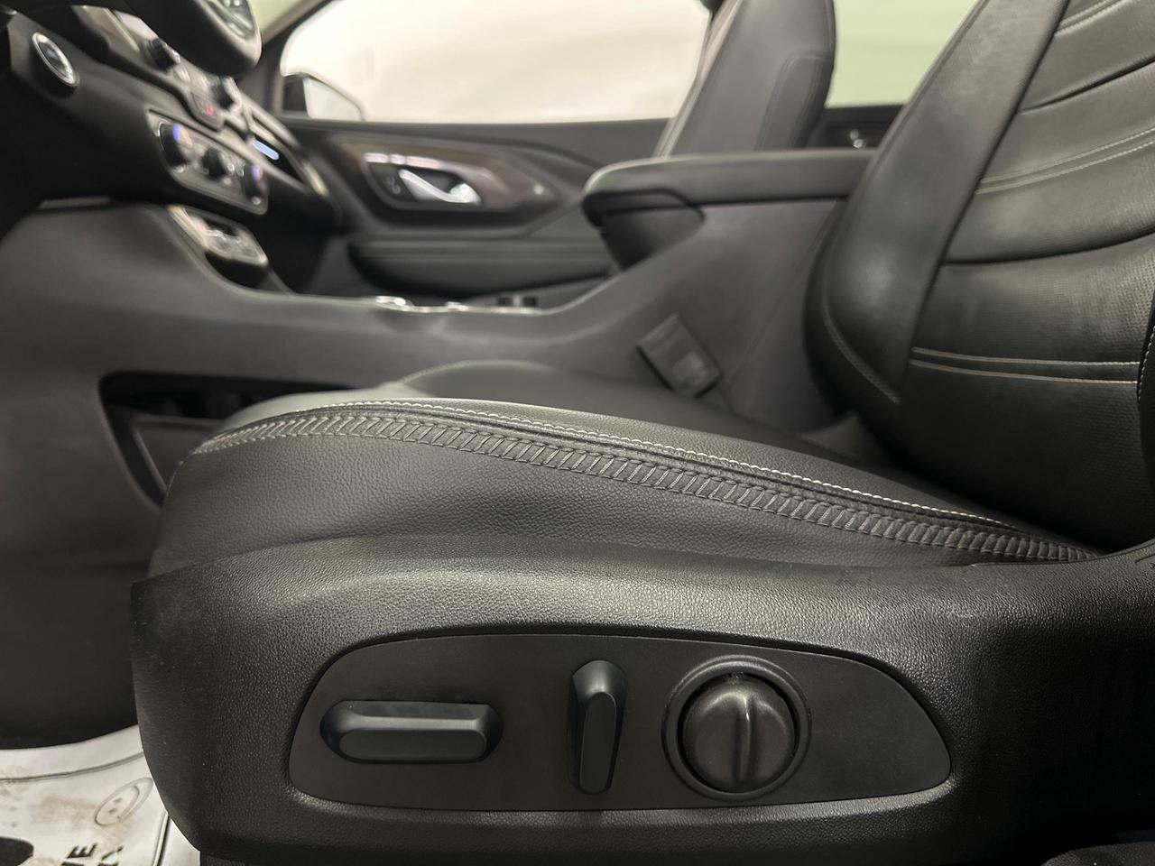 2024 GMC Terrain Denali - AWD/LEATHER/NAV/PANOROOF/OFF 1 OWNER LEASE! Photo