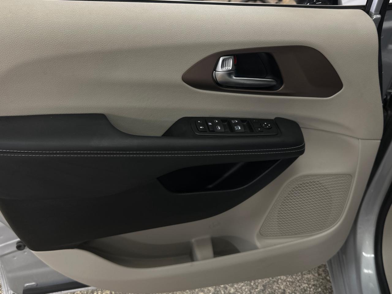 2024 Dodge Grand Caravan SXT Photo
