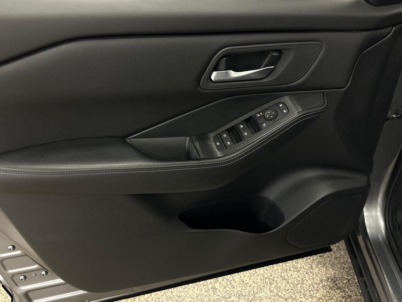 2024 Nissan Rogue SV MOONROOF Photo