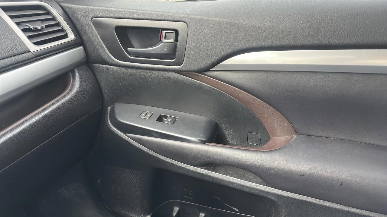2016 Toyota Highlander 2WD 4dr LE Photo