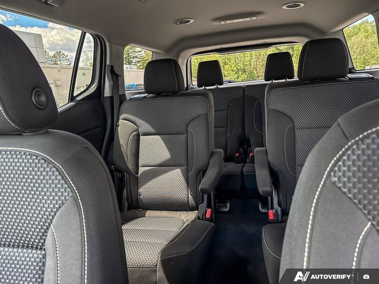 2023 GMC Acadia SLE TRAILERING PKG. 6 PASSENGER SEATING. Photo
