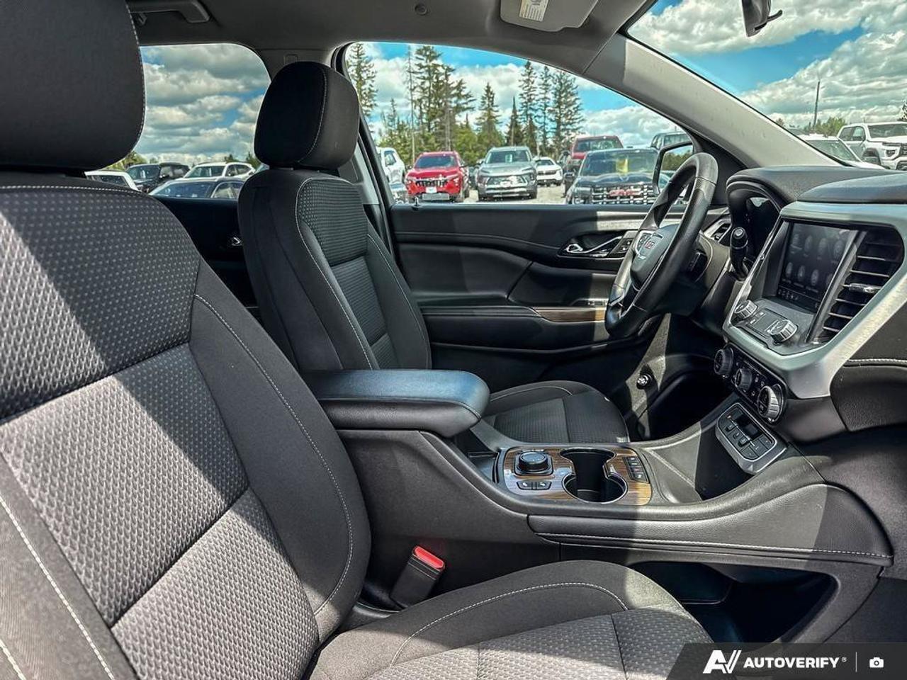 2023 GMC Acadia SLE TRAILERING PKG. 6 PASSENGER SEATING. Photo