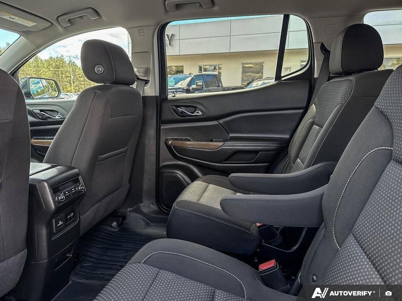 2023 GMC Acadia SLE TRAILERING PKG. 6 PASSENGER SEATING. Photo