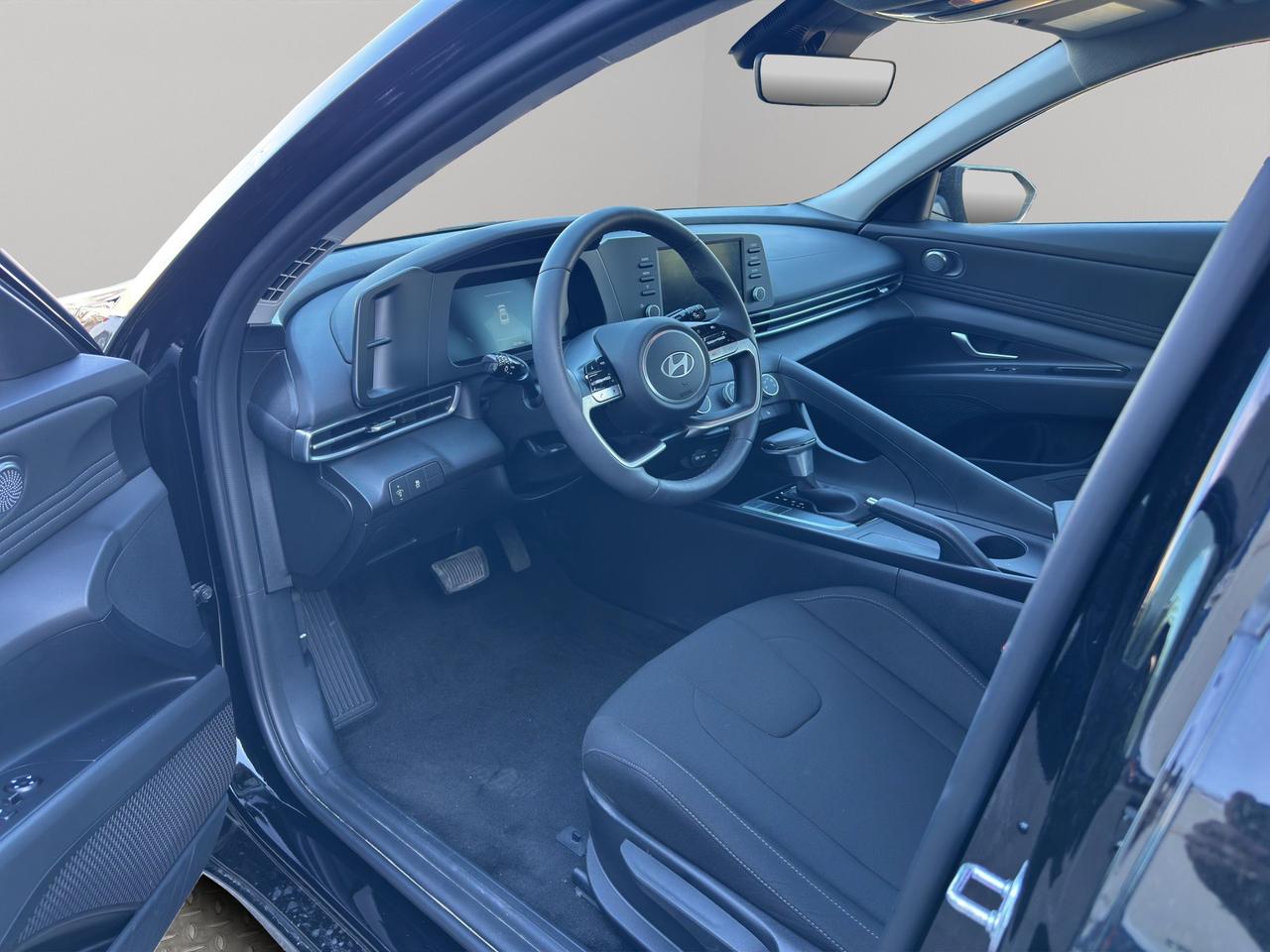 2025 Hyundai Elantra Preferred | Reverse Cam | Heated Seats Photo