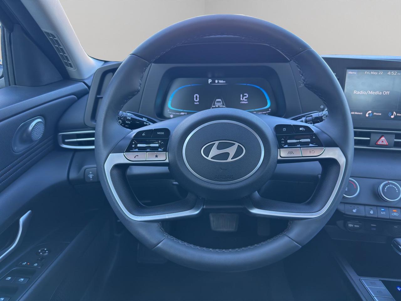2025 Hyundai Elantra Preferred | Reverse Cam | Heated Seats Photo