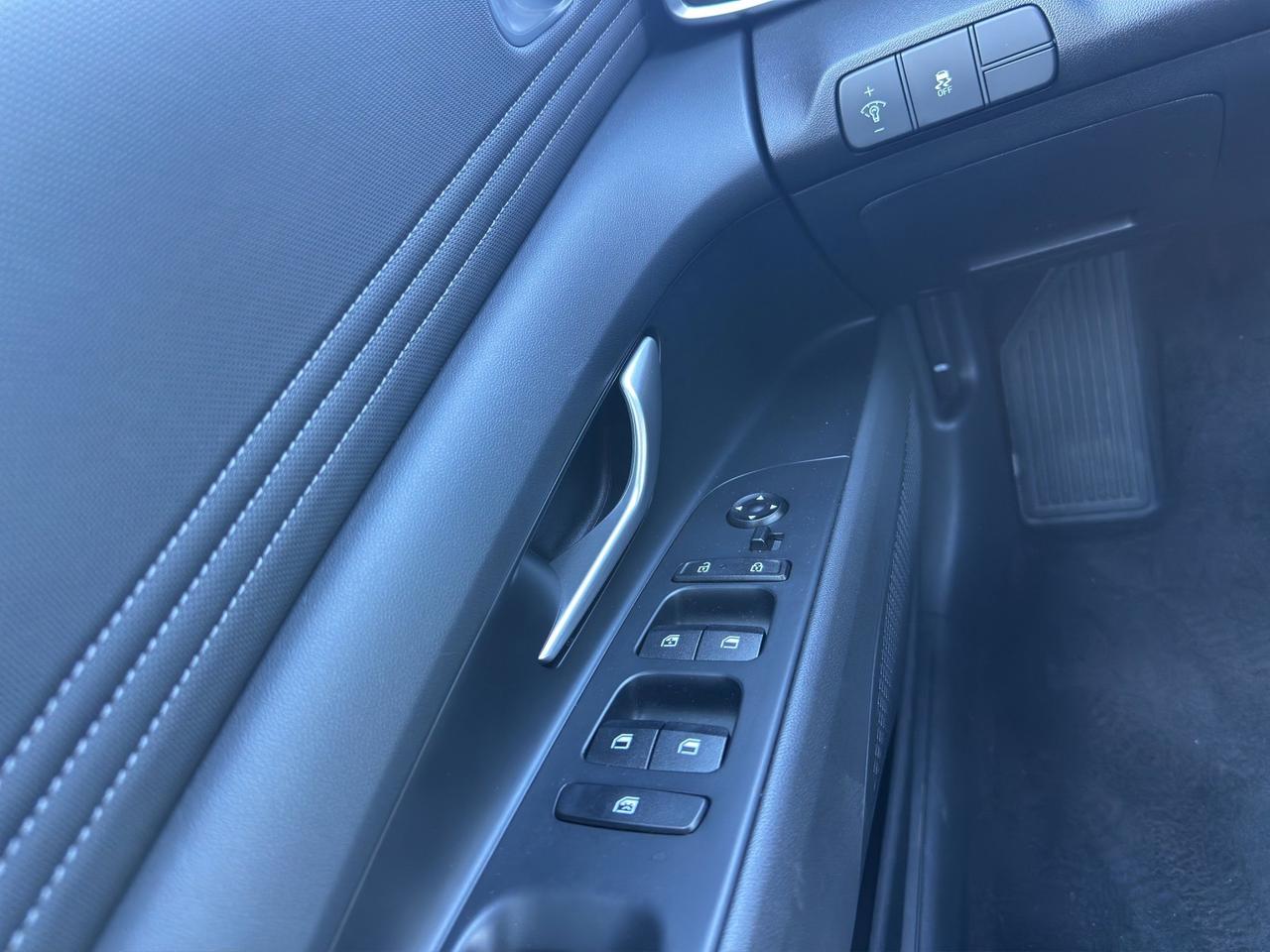 2025 Hyundai Elantra Preferred | Reverse Cam | Heated Seats Photo