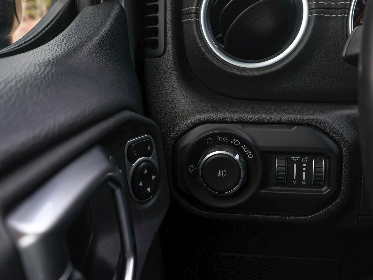 2018 Jeep WRANGLER UNLIMITED Sahara Photo
