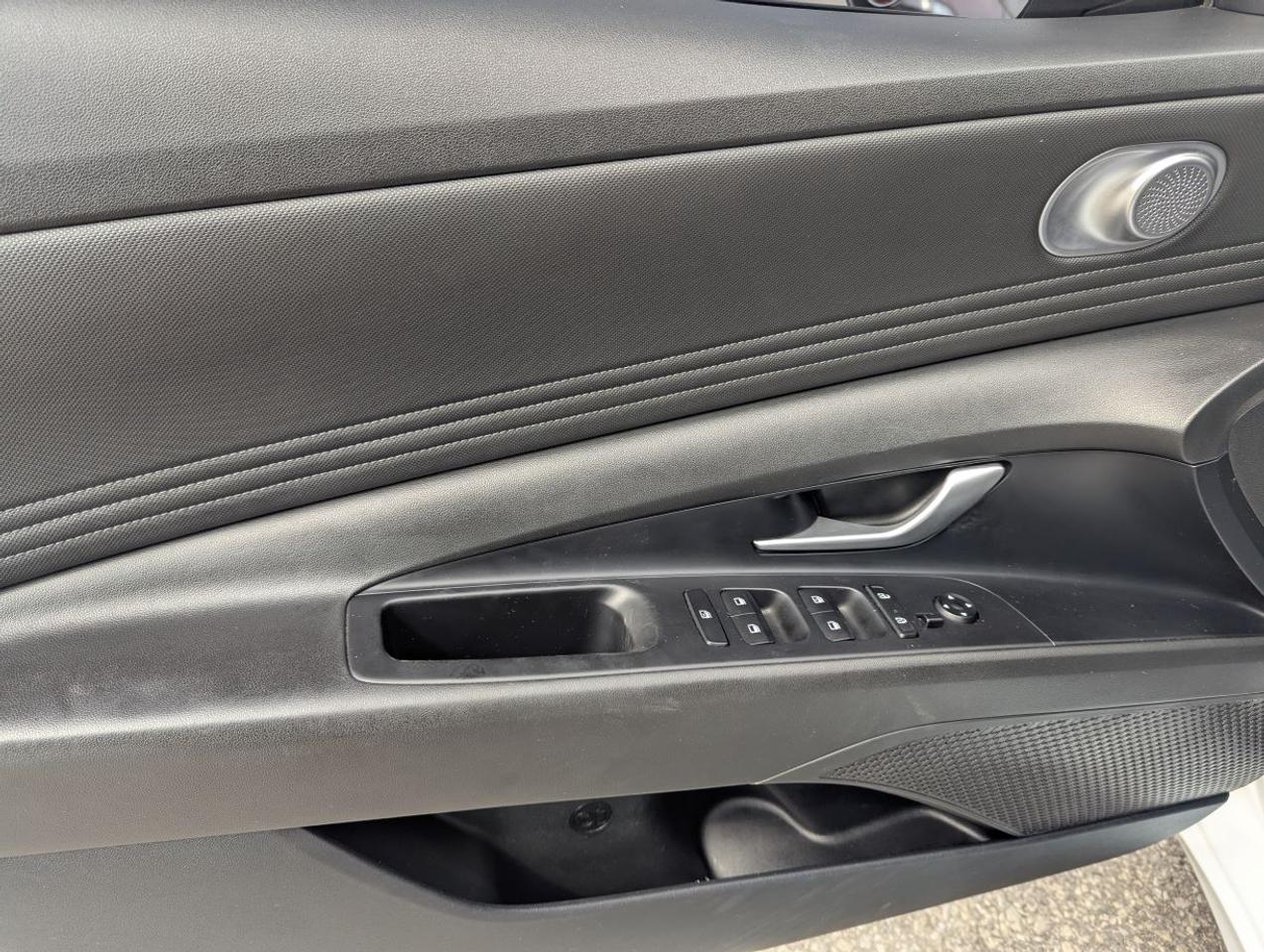 2023 Hyundai Elantra Preferred IVT w/Tech Pkg with APPLE CARPLAY!! Photo