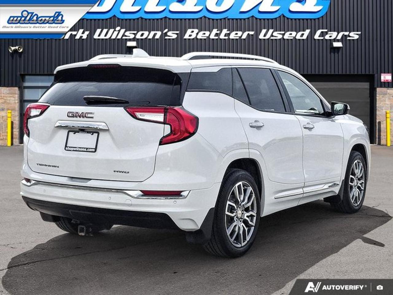 2024 GMC Terrain Denali AWD | Leather | Sunroof | NAV | HUD | 360 Camera | Adaptive Cruise | Heated Seats and More ! Photo