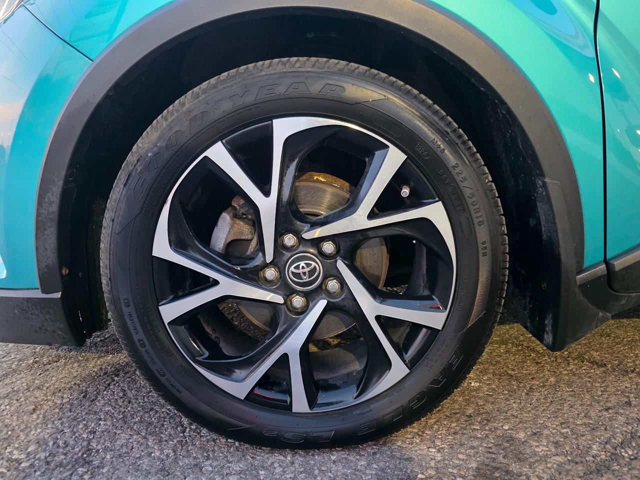 2018 Toyota C-HR XLE Accident Free | Two Tone | Backup Camera | Heated Seats Photo