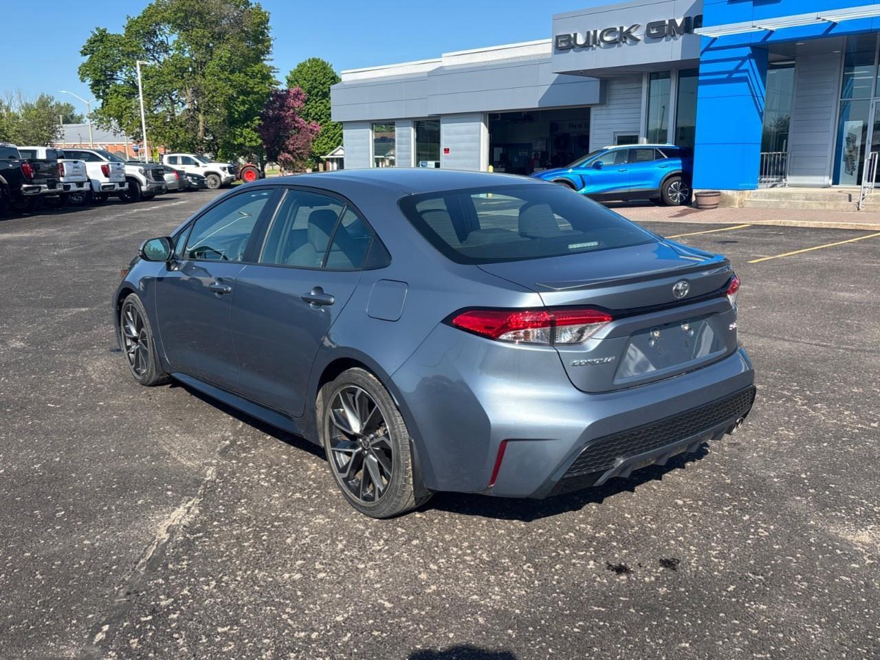 2020 Toyota Corolla SE Used Low Kilometer 5 Passenger Sedan with Heated Front Seats, Heated Steering wheel and a Sunroof Photo