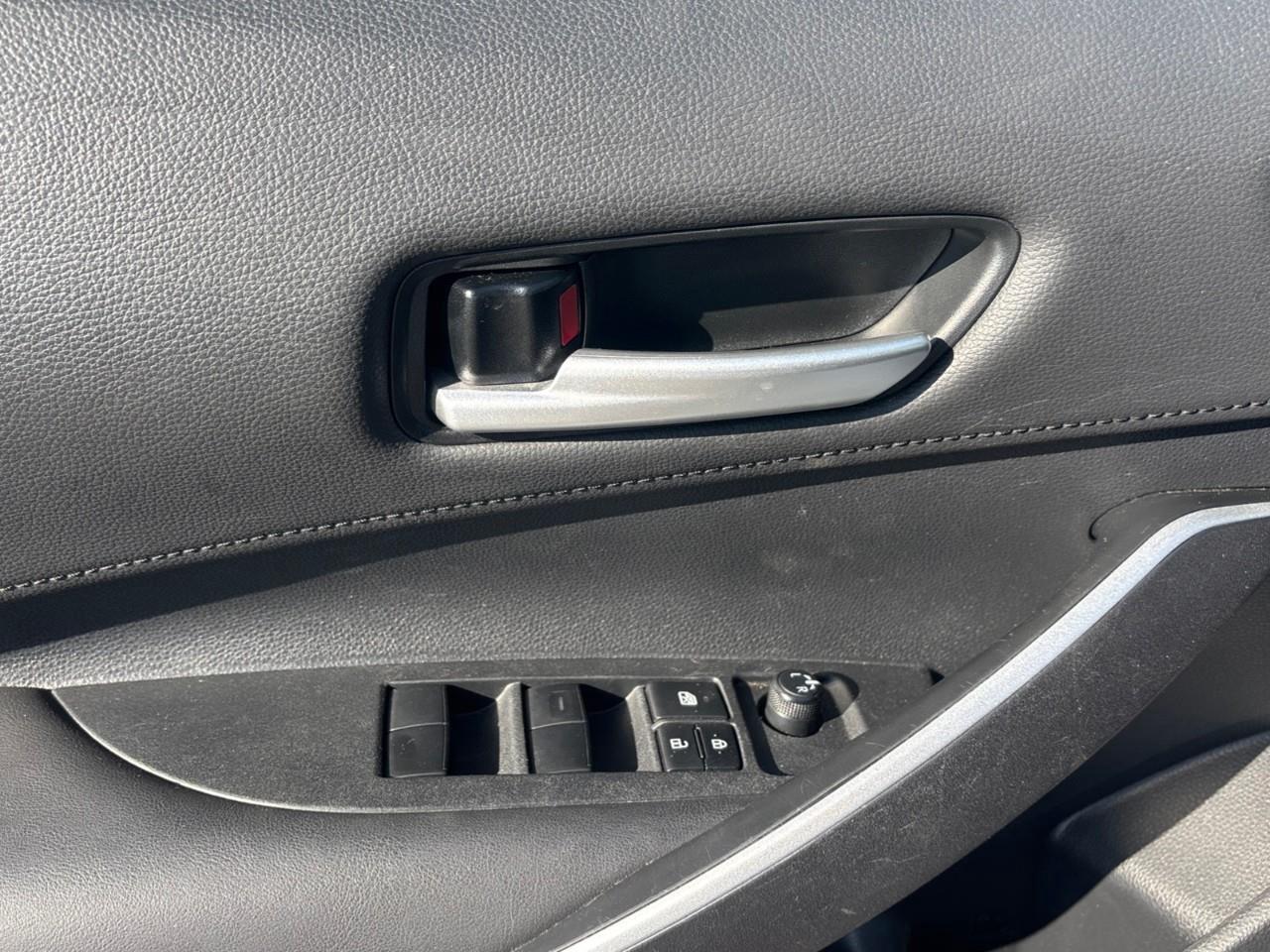 2020 Toyota Corolla SE Used Low Kilometer 5 Passenger Sedan with Heated Front Seats, Heated Steering wheel and a Sunroof Photo