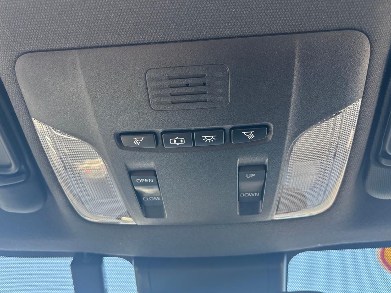 2020 Toyota Corolla SE Used Low Kilometer 5 Passenger Sedan with Heated Front Seats, Heated Steering wheel and a Sunroof Photo