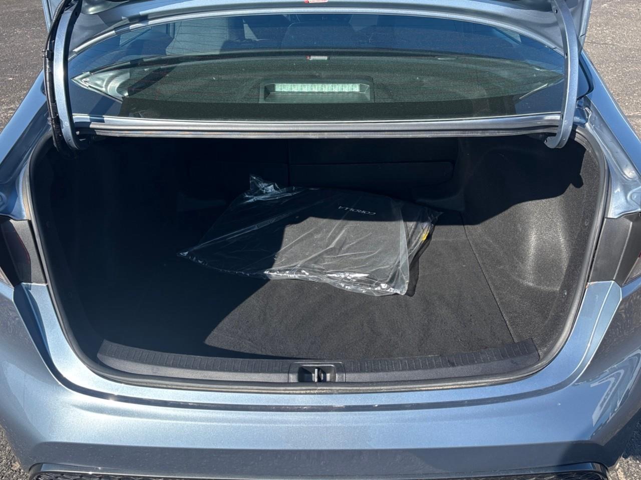2020 Toyota Corolla SE Used Low Kilometer 5 Passenger Sedan with Heated Front Seats, Heated Steering wheel and a Sunroof Photo