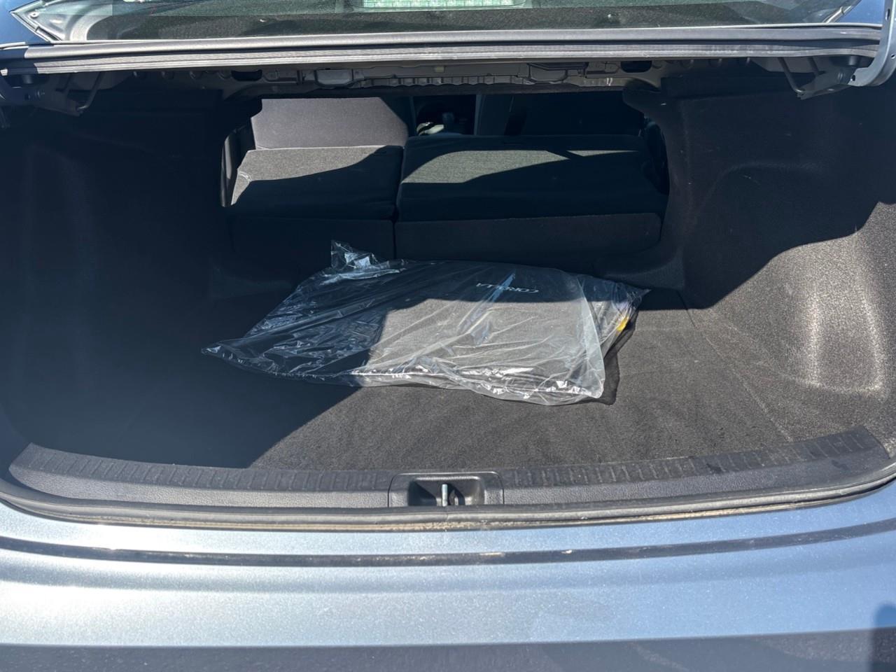 2020 Toyota Corolla SE Used Low Kilometer 5 Passenger Sedan with Heated Front Seats, Heated Steering wheel and a Sunroof Photo