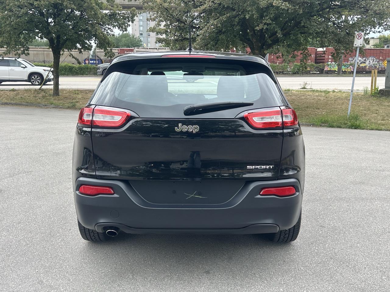 2015 Jeep Cherokee Sport Photo