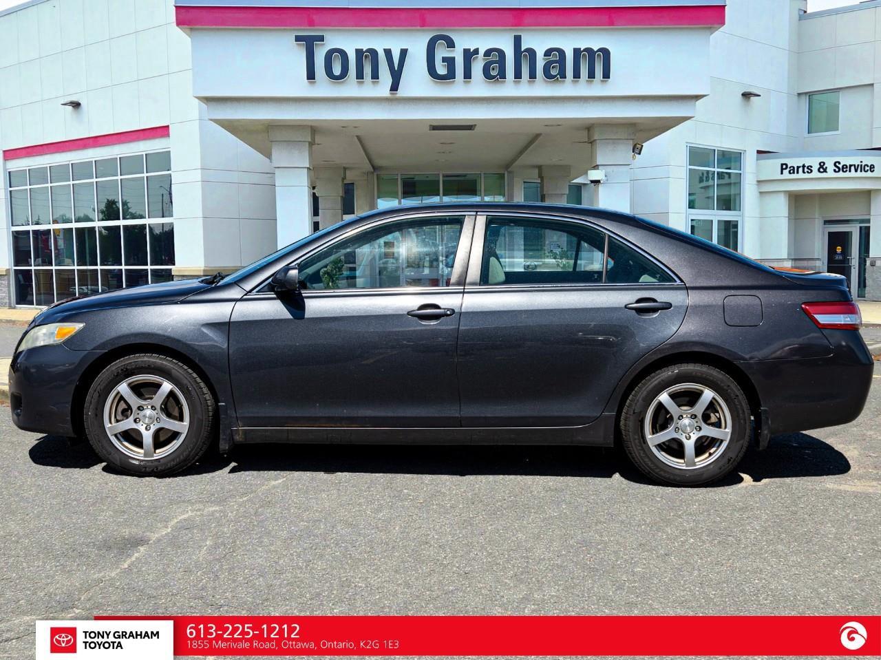 2010 Toyota Camry LE Photo2