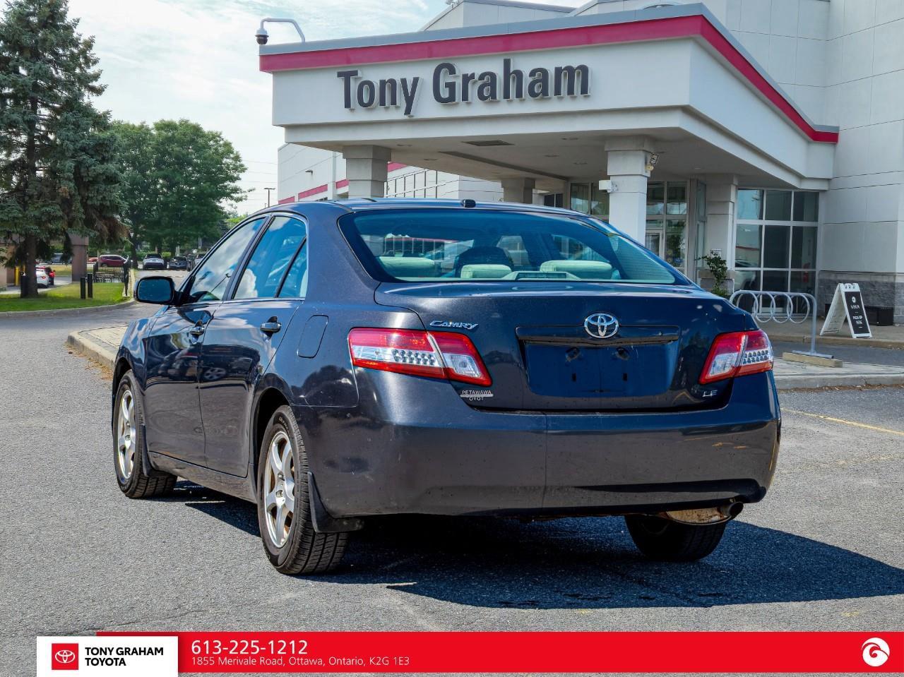 2010 Toyota Camry LE Photo3