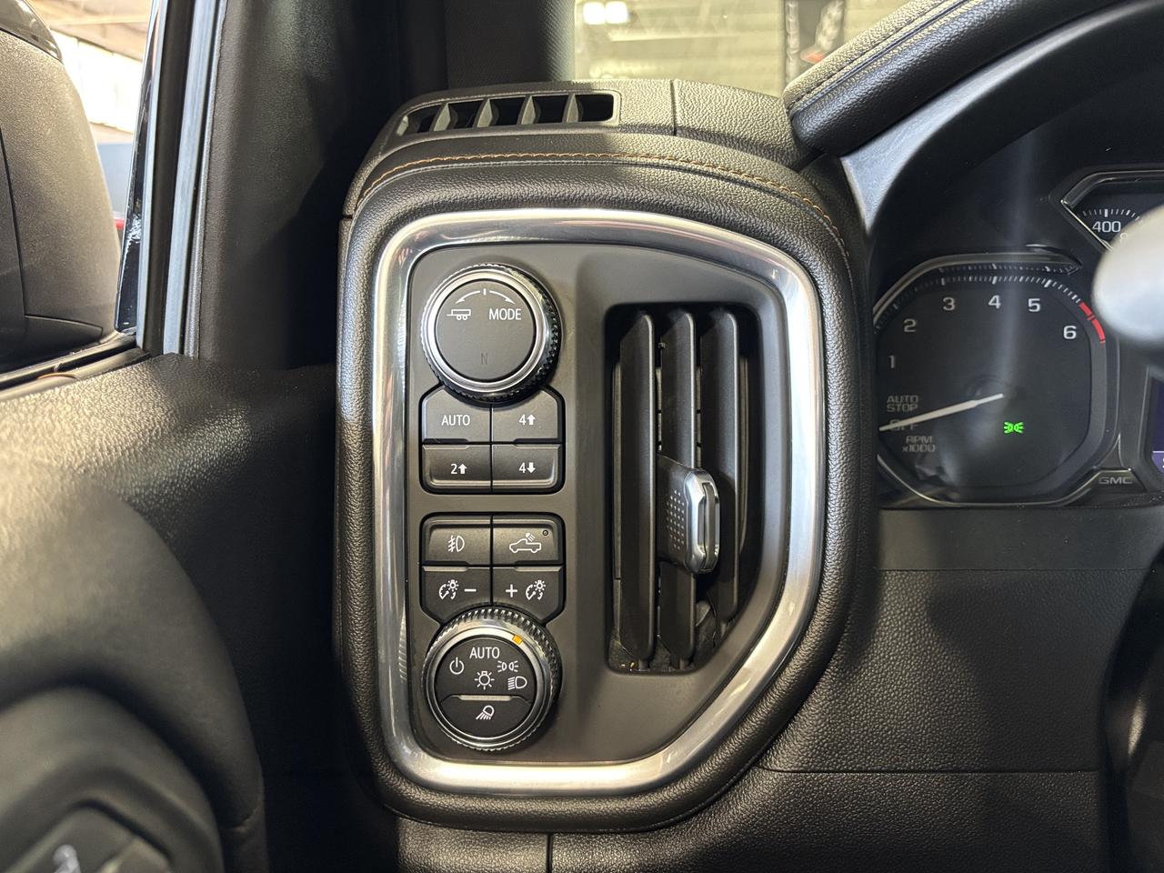 2021 GMC Sierra 1500 AT4 AWD|CREW|V8|NAV|BOSE|LEATHER|FUELRIMS|SUNROOF| Photo