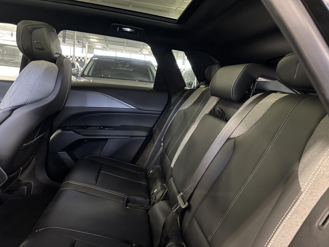 2024 Cadillac LYRIQ 450E|1SA|TECH|RWD|CLUSTERNAV|LEATHER|FULLGLASSROOF Photo