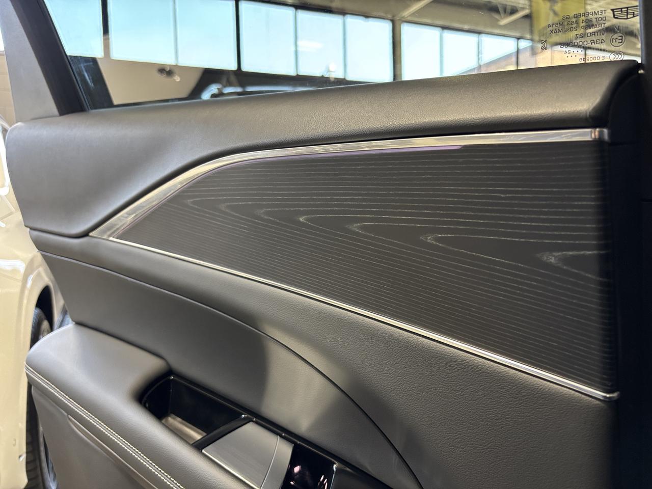 2024 Cadillac LYRIQ 450E|Luxury|1SC|RWD|AMBIENT|WOOD|CLUSTERNAV|360CAM Photo