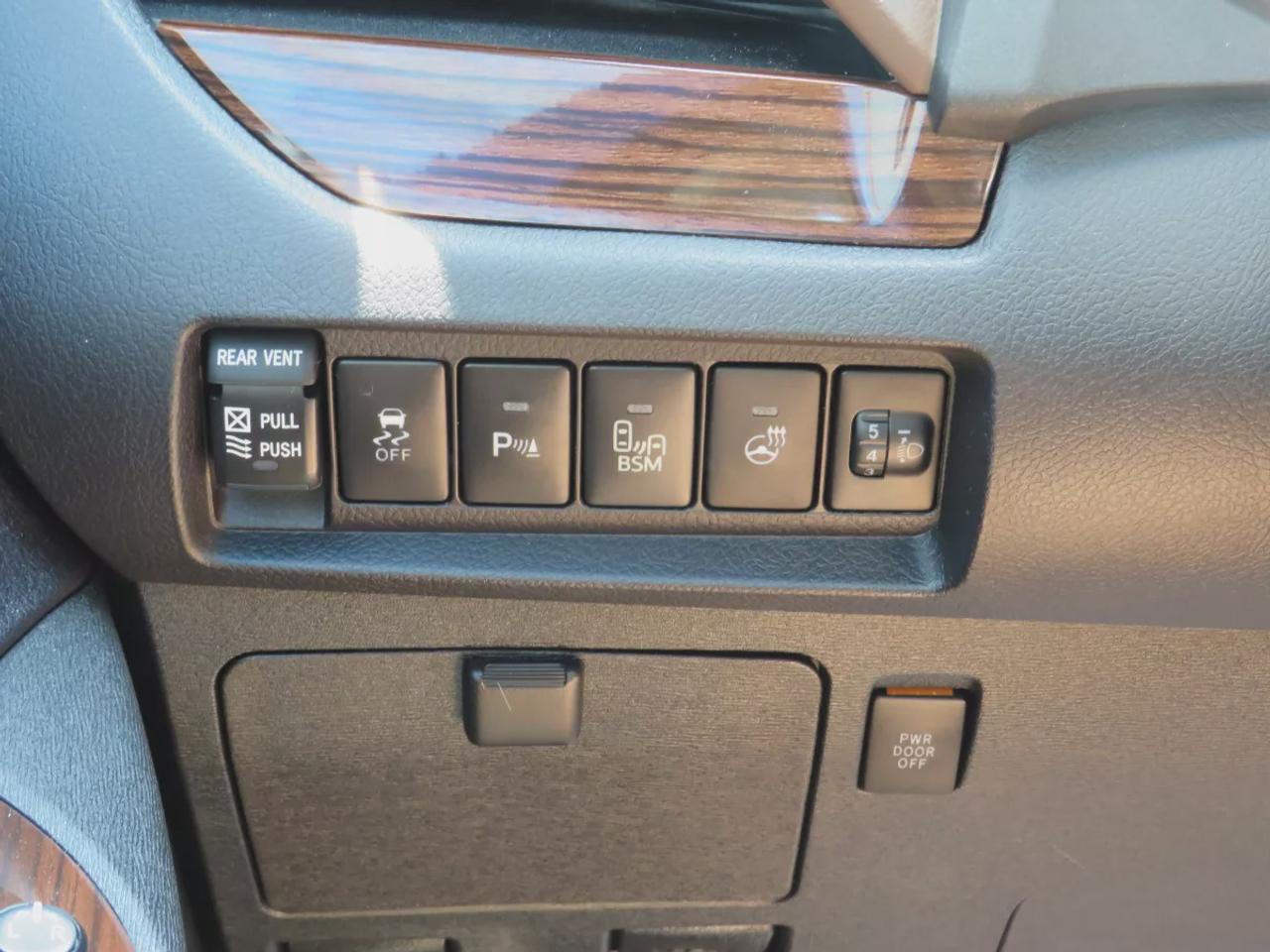 2015 Toyota Sienna Limited | Clean Carfax Report | 7 Passenger | Leather | Navigation | Sunroof | DVD Entertainment System | Photo