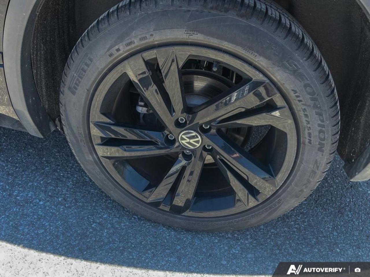 2024 Volkswagen Tiguan Comfortline R-Line Black Edition  COMFORTLINE, RLINE 4MOTION Photo