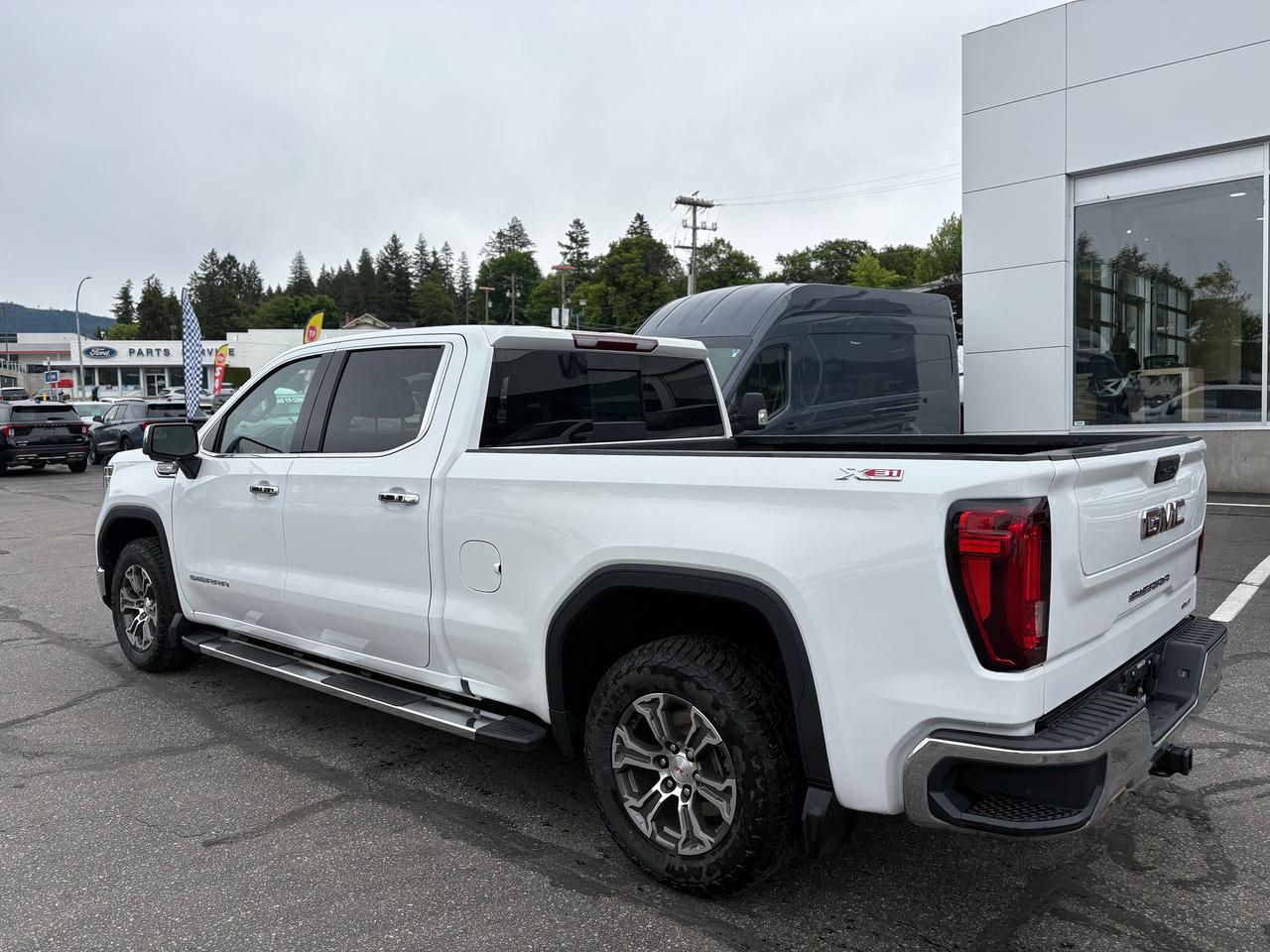 2025 GMC Sierra 1500 SLT Photo2