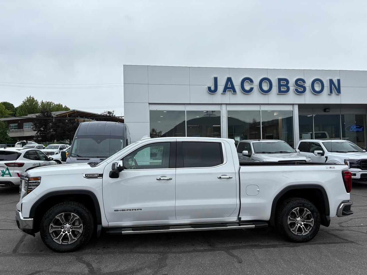 2025 GMC Sierra 1500 SLT Photo1