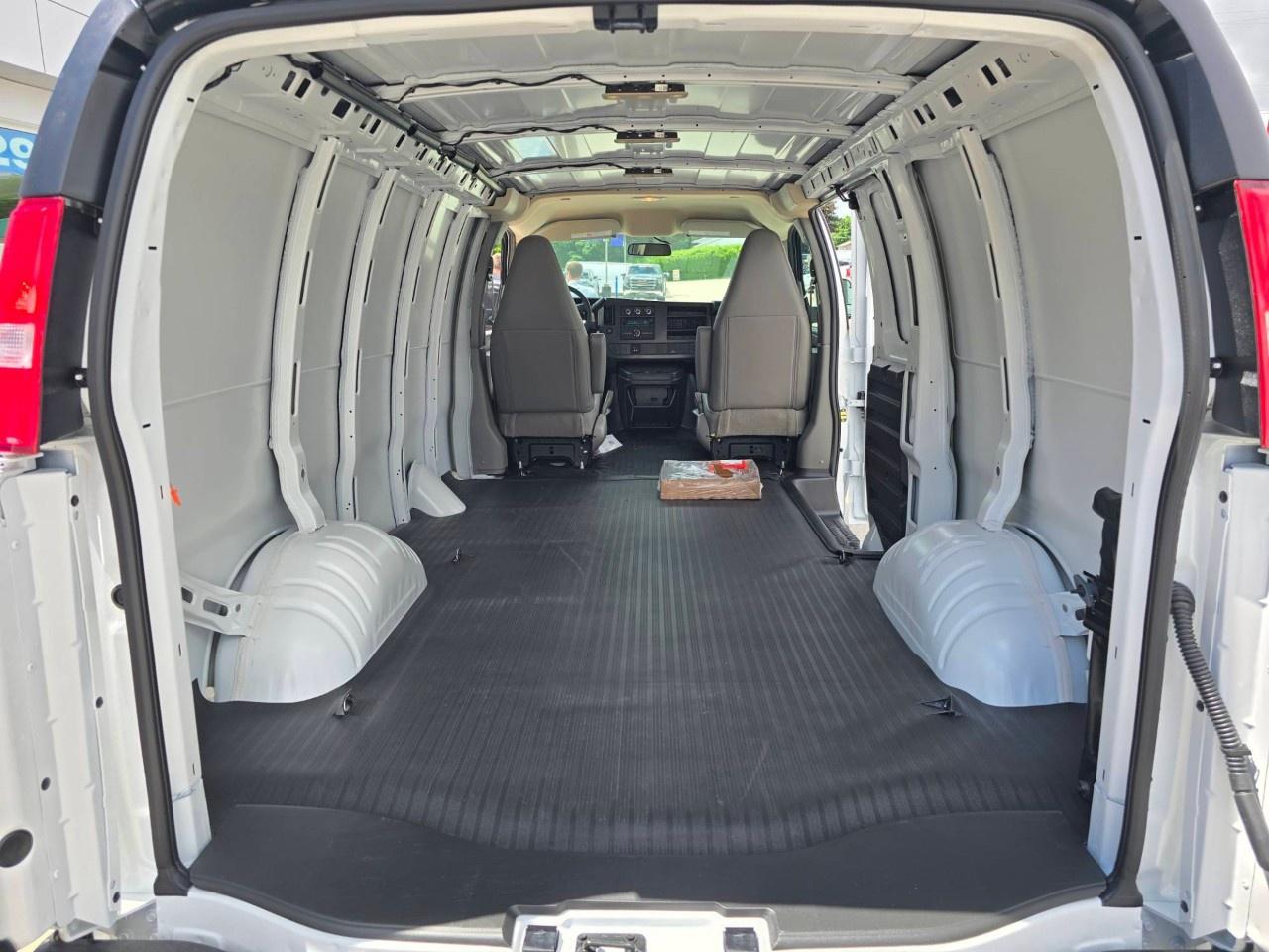 2026 GMC Savana Cargo Van 2500 Regular Wheelbase Rear-Wheel Drive Photo