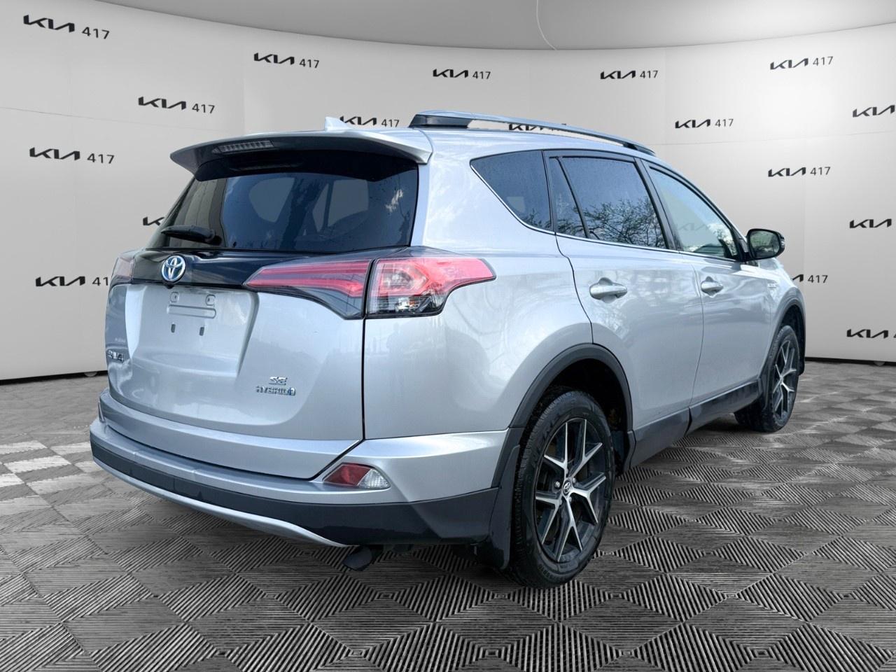 2017 Toyota RAV4 Hybrid 4dr SE Photo4