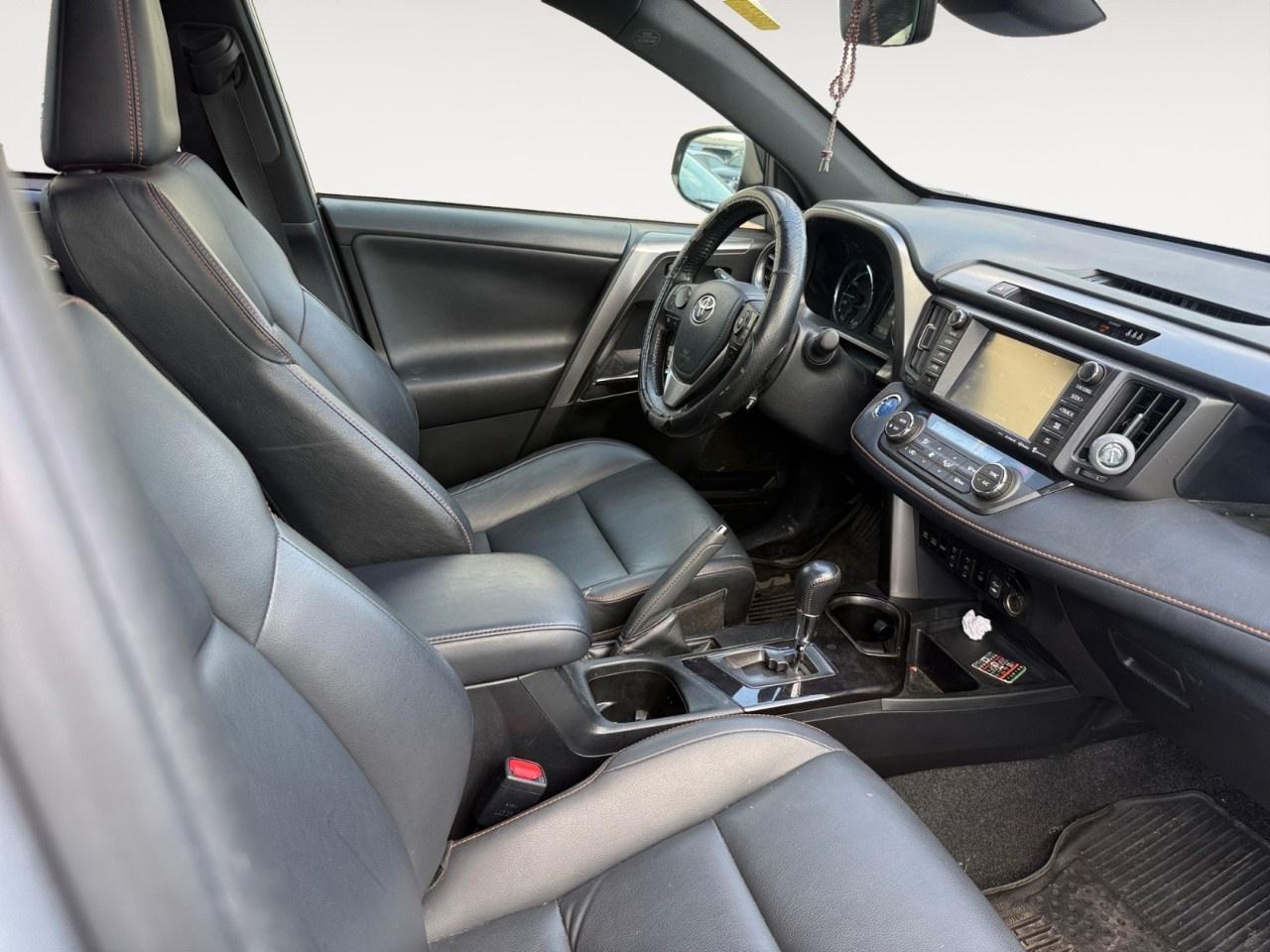 2017 Toyota RAV4 Hybrid 4dr SE Photo