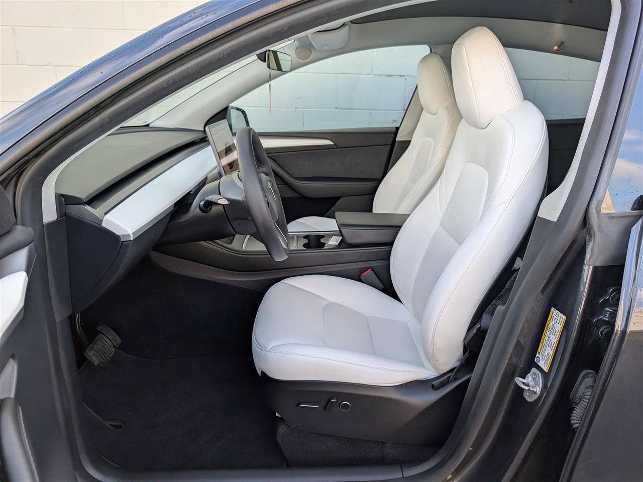 2024 Tesla Model Y LONG RANGE AWD - WHITE INTERIOR - COMPUTER 4 Photo