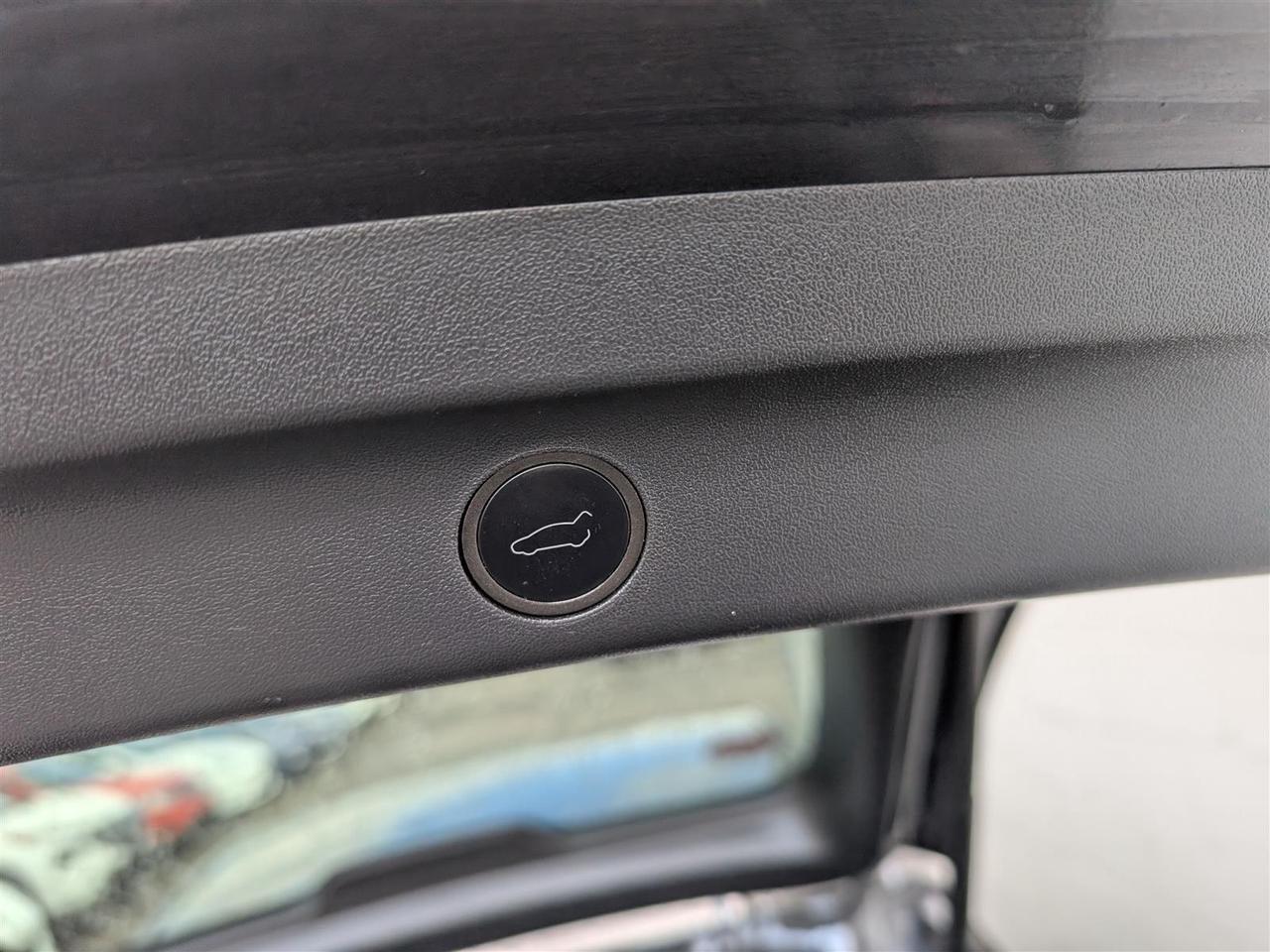 2024 Tesla Model Y LONG RANGE AWD - WHITE INTERIOR - COMPUTER 4 Photo