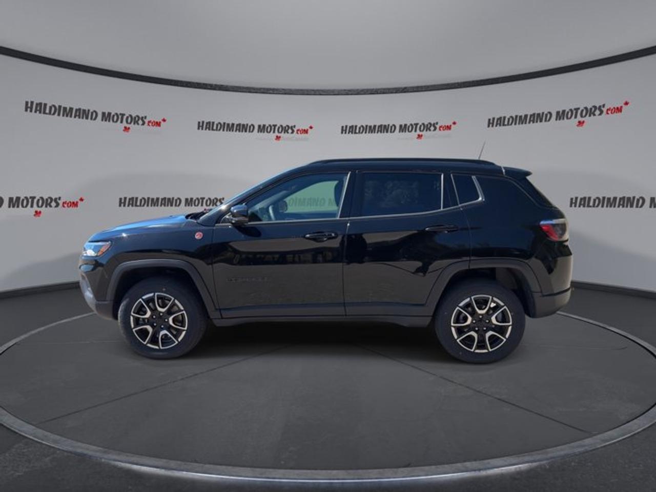 2024 Jeep Compass Trailhawk 4x4 | Panoramic Sunroof | Heated Steering Photo4