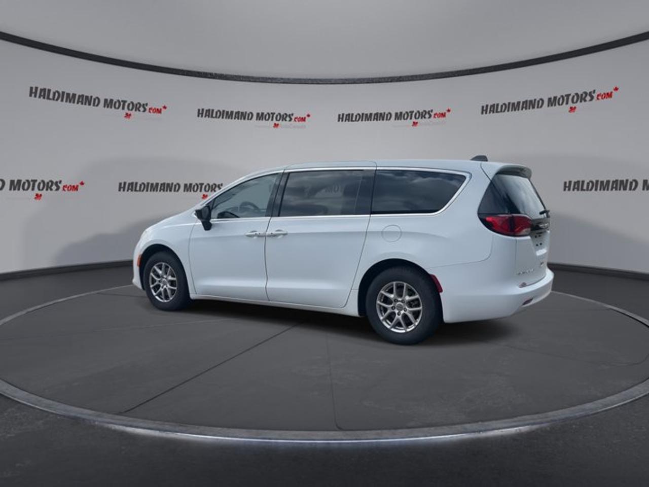 2024 Dodge Grand Caravan SXT 2WD Photo