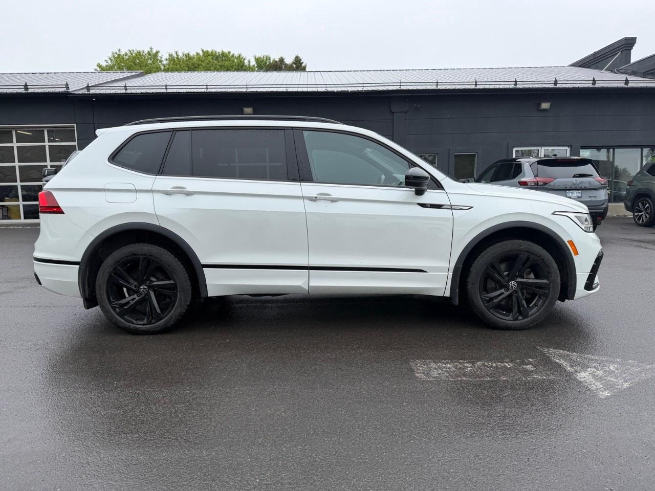 2023 Volkswagen Tiguan Comfortline R-Line Black Edition 4MOTION Photo