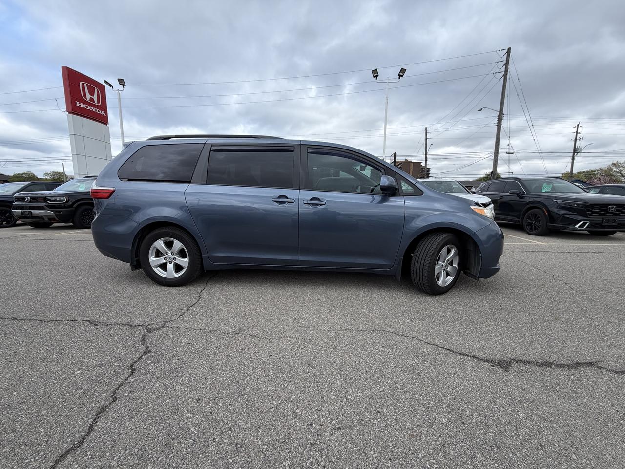 2017 Toyota Sienna LE 7-Pass   ONE OWNER   NO CLAIMS   BLUETOOTH Photo