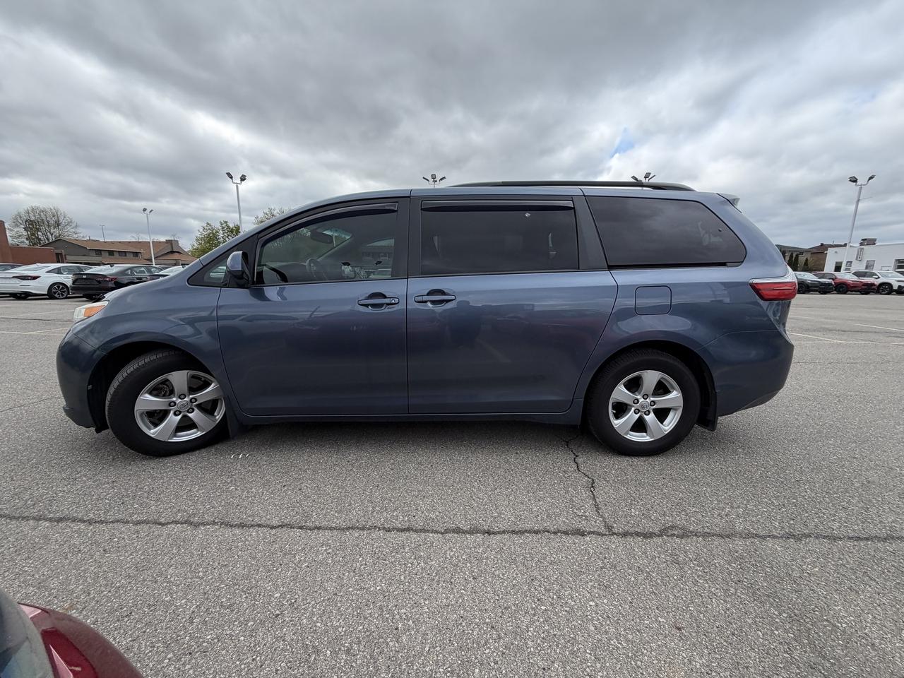 2017 Toyota Sienna LE 7-Pass   ONE OWNER   NO CLAIMS   BLUETOOTH Photo3