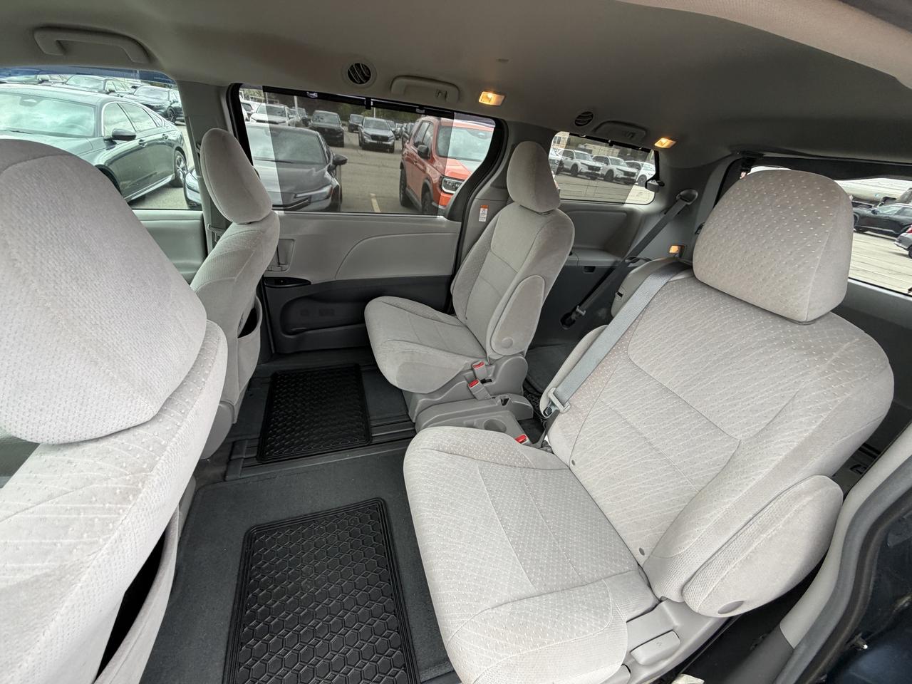 2017 Toyota Sienna LE 7-Pass   ONE OWNER   NO CLAIMS   BLUETOOTH Photo